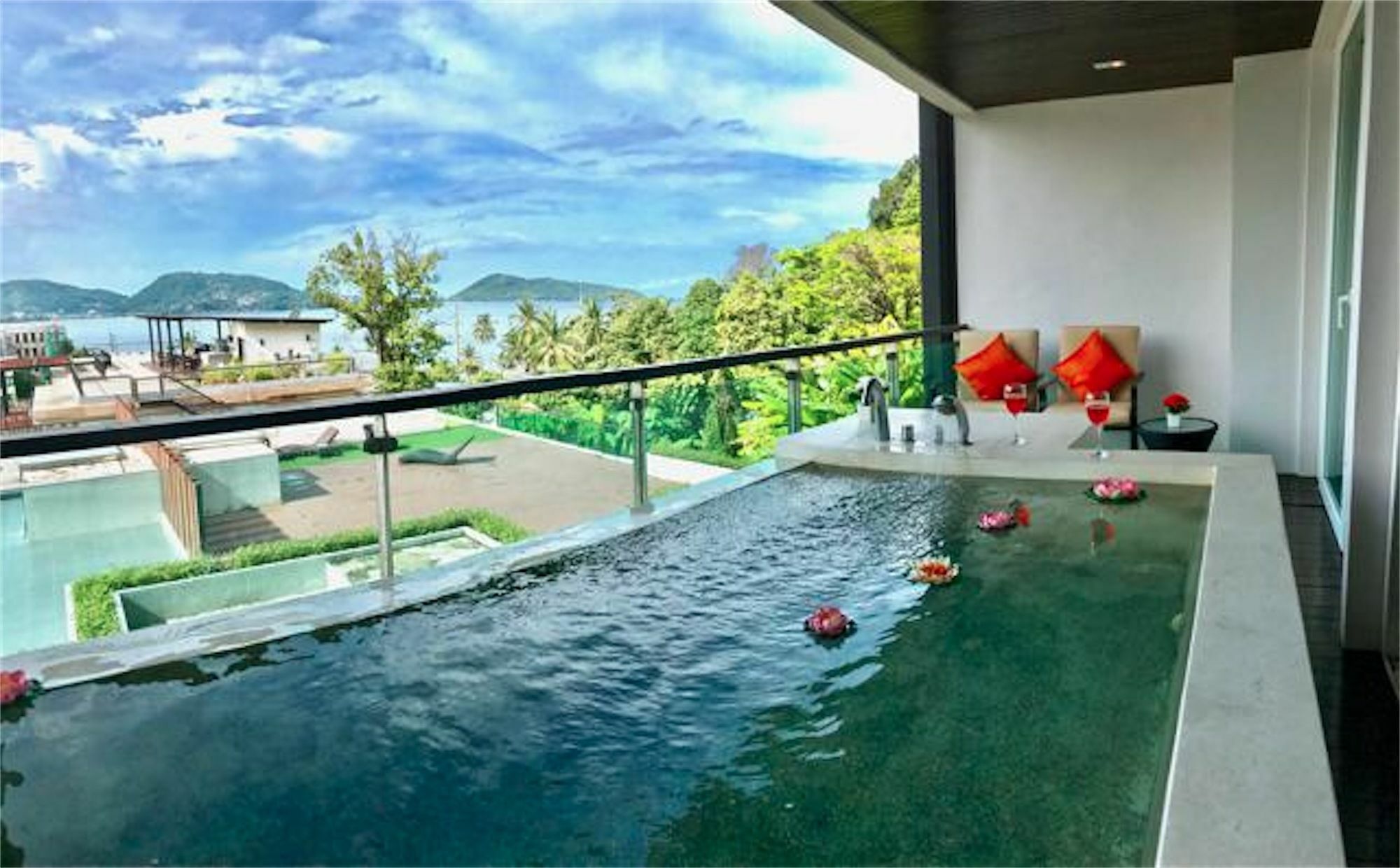The Privilege Residence : 1 Bedroom Apartment In Patong Esterno foto